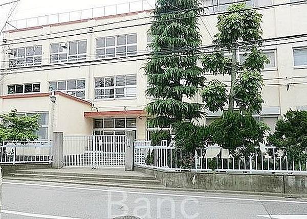 【周辺】足立区立弘道第一小学校 徒歩11分。 840m