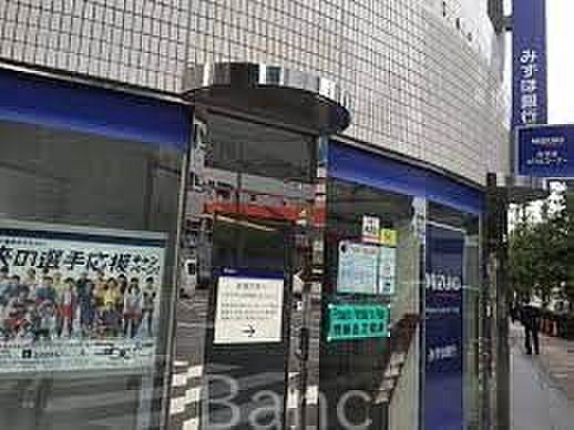 【周辺】みずほ銀行新川支店 徒歩3分。 200m