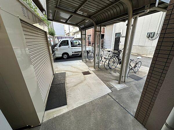 【駐車場】敷地内には入居者専用の駐輪スペースもあります。 