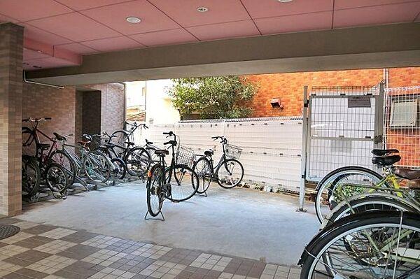 【駐車場】敷地内駐輪場は屋根付きスペース　お持ちの自転車が雨にさらされず保管できます