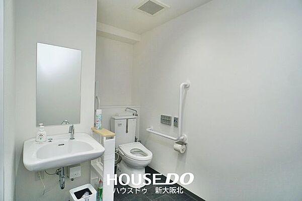 【エントランス】■1階共用部にはキレイなトイレがありますよ！広くて使いやすいトイレです！