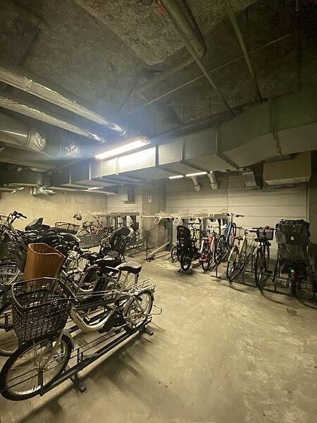 【駐車場】室内自転車置場完備。三菱地所コミュニティ(株)管理で管理体制も良好！