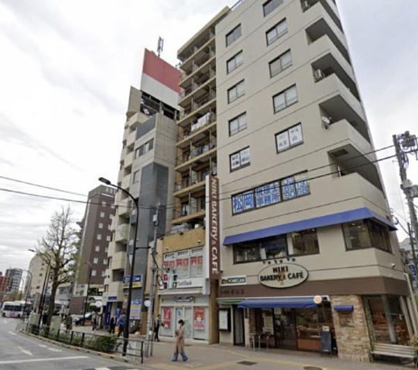 【外観】1985年6月に竣工した総戸数89戸のマンションです。JR山手線駒込駅徒歩1分に立地しています。