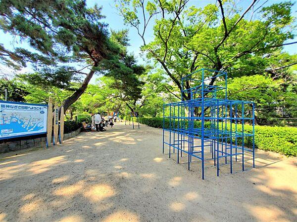 【周辺】夙川公園まで240m　春には桜が咲き乱れ、5月には鯉のぼりが翻り、四季の移り変わりを目にも肌にも感じられる美しい夙川沿い。遊具を備えた公園も点在し近隣住民の憩いの場となっています。
