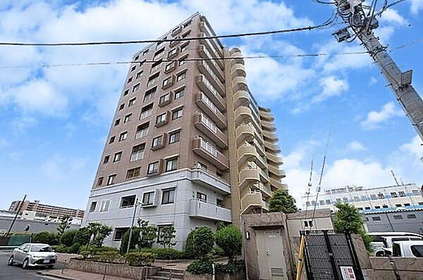 【外観】2001年5月竣工の12階建てマンションです。隅田川に面し、日当たり良好な明るいベージュを基調とした外観が特徴の総戸数47戸のマンションです。