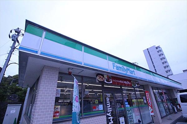 【周辺】ファミリーマート 早良昭代1丁目店（300m）