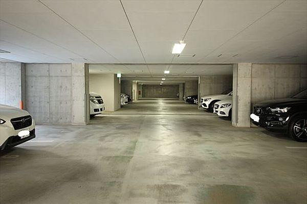 【駐車場】地下平置き駐車場です。（空き状況、金額は都度確認が必要です）