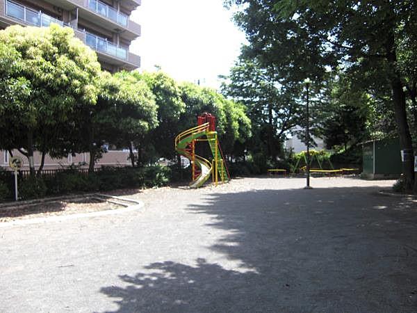 【周辺】公園 850m 宮崎第一公園 お子様が楽しく遊べる遊具がある公園です。宮前区は「人が住みやすい街づくり」に尽力し、暮らしやすい環境が整えられています　 