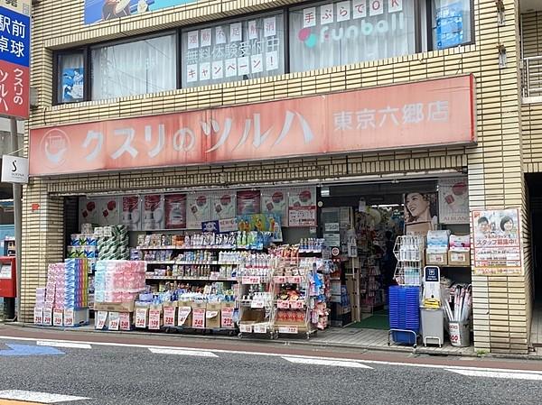 【周辺】ツルハドラッグ東京六郷店営業時間 10:00-22:00六郷土手駅目のまえにあるドラッグストアです。 徒歩 約4分（約300m）