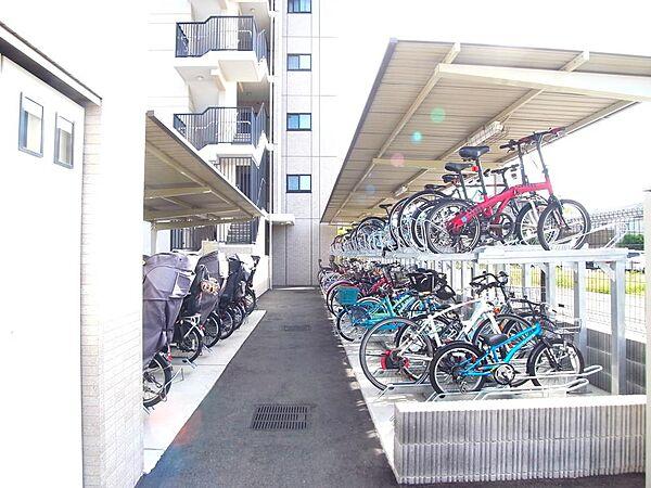 【駐車場】駐輪場は月額２００～５００円で２０２３年９月６日現在、４台空き有り