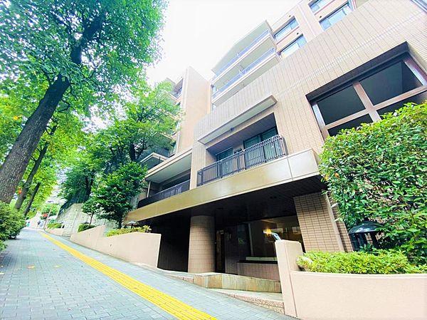 【外観】東急東横線「宮前平」駅から徒歩２分の緑豊かなマンション。