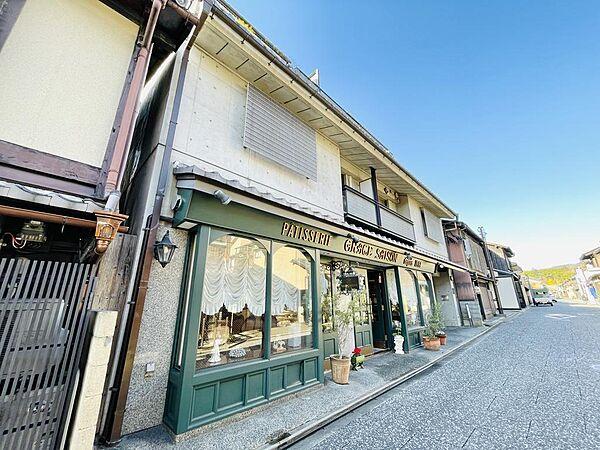 【外観】京福電気鉄道北野線「北野白梅町」駅まで徒歩約10分。京都を感じる上七軒通沿いのマンション。