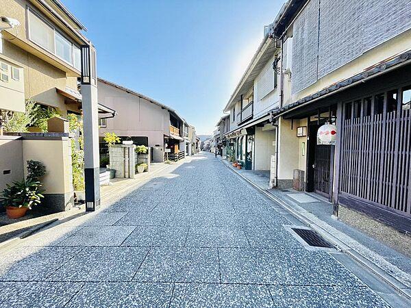 【外観】上七軒通の石畳の道に面したマンションです。京都らしい風景で飲食店も多く周辺施設も充実しております。