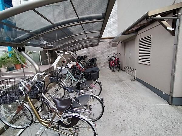【駐車場】屋根付駐輪場で大切な自転車を守る事ができますね♪