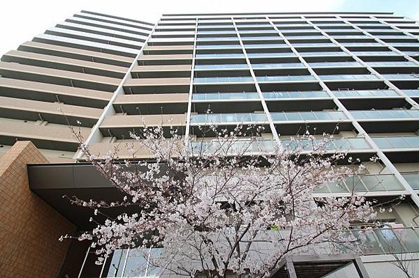 【外観】桜がとてもきれいな外観は、大型マンションで圧巻の大きさ！！　中にはゲストルームやシアタールーム・パーティールームなど共用施設が充実しています。