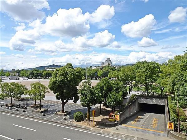 【周辺】3階共用廊下から北側の風景です。大手前公園の奥には姫路城が望めます。