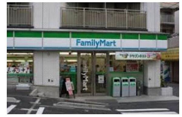 【周辺】ファミリーマート牛込柳町駅前店 142m