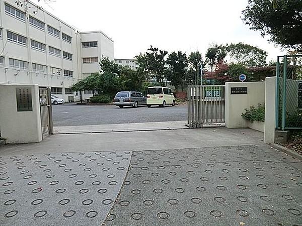【周辺】横浜市立港南台第一中学校 徒歩17分。 1290m