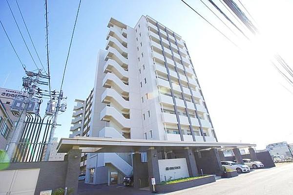 【外観】地上10階建て、総戸数63戸の2014年に分譲されたマンションです。JR山陽本線庭瀬駅からも徒歩10分という好立地に佇んでいます。