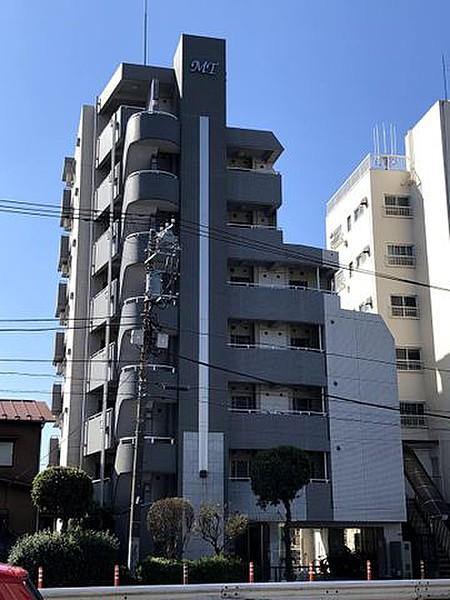 【外観】2003年10月竣工、総戸数29戸、8階建てのマンション。東急田園都市線の駒沢大学駅でからも徒歩6分と賃貸需要が見込めそうな立地に佇むマンションです。