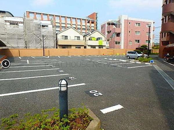 【駐車場】敷地内に27台、来客用1台設置