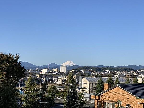 【周辺】居室からの眺望です。晴れた日には、丹沢山系や富士山が一望できます。