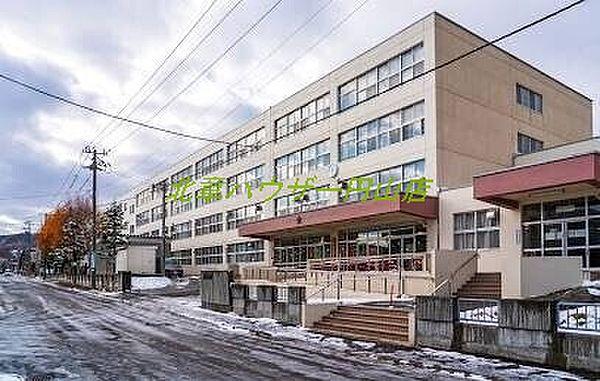 【周辺】札幌市立琴似中学校 1262m