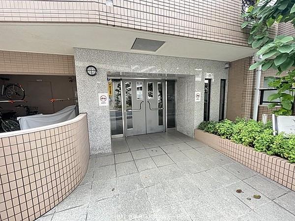 【エントランス】エントランスは駒沢通りから入った、住宅街にあります。
