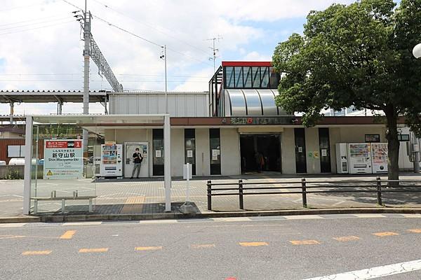 【周辺】JR中央線　新守山駅隣接してアピタ、ホームセンターがあり買い物にも非常に便利な駅です。JR中央線　名古屋市内では、唯一快速停車駅ではありません。 徒歩 約10分（約740m）