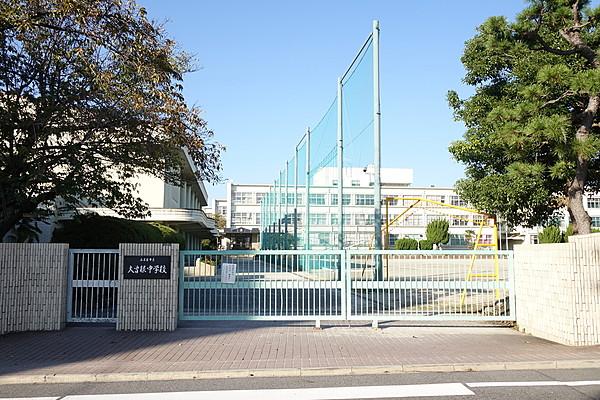 【周辺】名古屋市立大曽根中学校校訓「強く・正しく・清らかに」努力点「語りあい　みんなでつくる　未来と学校」 徒歩 約19分（約1500m）