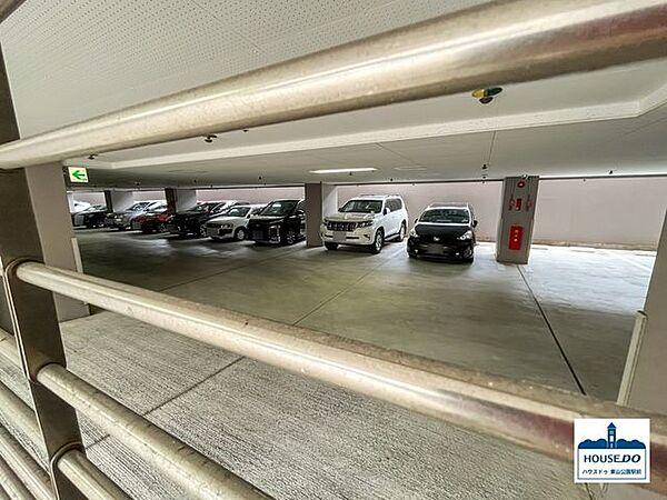 【駐車場】【駐車場】駐車場は地下平面式！入口にシャッターあり♪