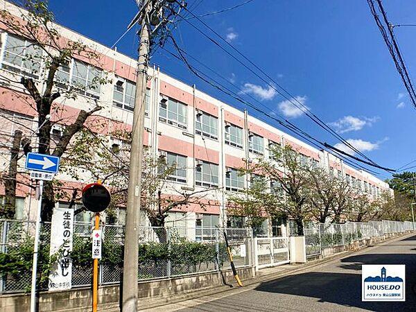 【周辺】名古屋市立桜山中学校 1300m