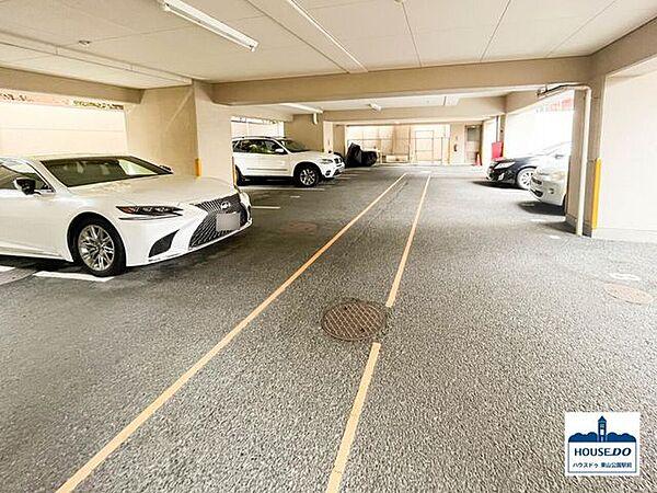 【駐車場】敷地内の屋内平面式駐車場です