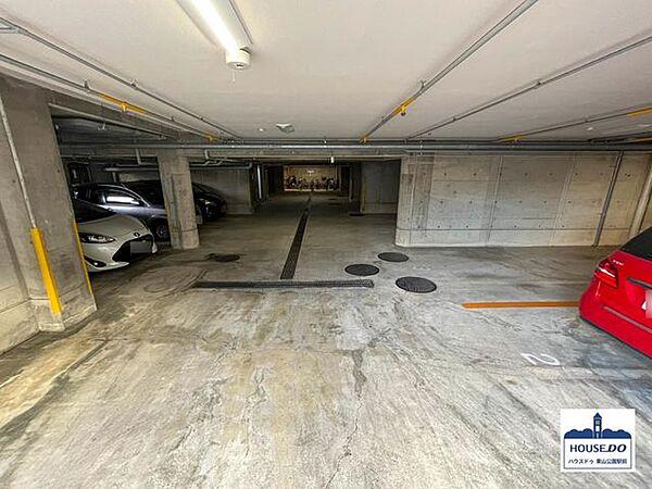 【駐車場】半地下に駐車場が設置されています
