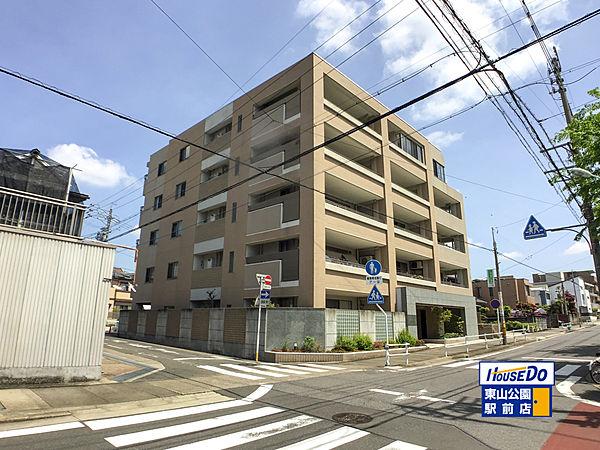 【外観】本山駅から徒歩4分。東山小学校すぐそばの住宅街にたたずむマンション。
