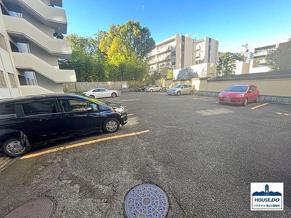 【駐車場】敷地内平面駐車場。出入庫に十分な広さがあります。