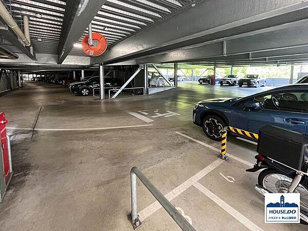 【駐車場】敷地内の自走式駐車場です。駐車場の一部スペースには区画式のバイク置場が設けられています