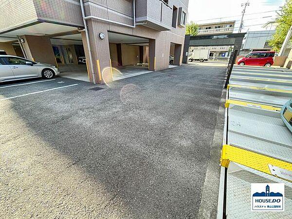 【駐車場】敷地内駐車場は屋内外平面式と屋外機械式があります