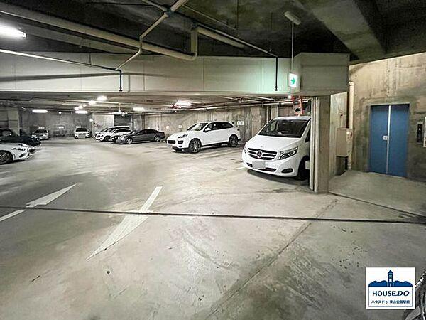 【駐車場】敷地内の地下に設けられた4階建ての駐車場です