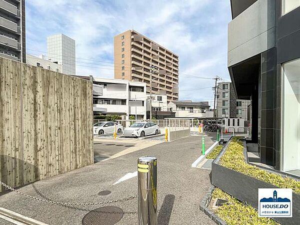 【駐車場】敷地内駐車場の入口にはロボットゲートが設置され、敷地内のセキュリティを守ります