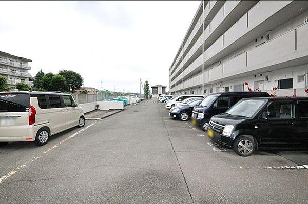 【駐車場】車の出し入れが快適な平置き駐車場。
