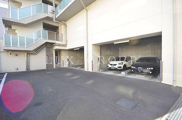 【駐車場】スペースが確保された敷地は車庫入れも快適。
