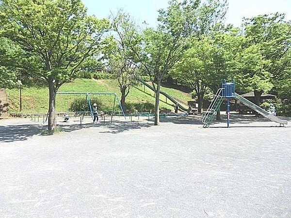 【周辺】住宅街に立地しながらも自然あふれる翠の公園。公園内の傾斜を利用したロング滑り台がお子様にも人気です。