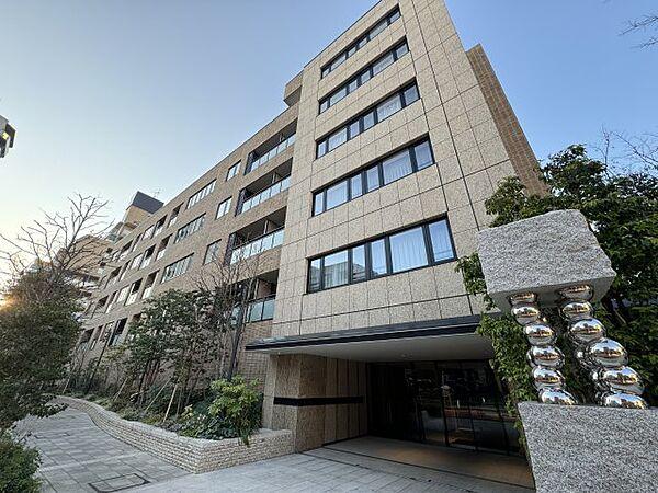 【外観】＜地上7階建のレジデンス棟＞　エントランス脇の戸田裕介作「水滴のガヴォット」が出迎えます。