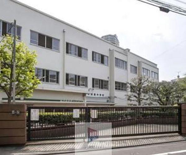 【周辺】新宿区立落合第二小学校 徒歩7分。 560m