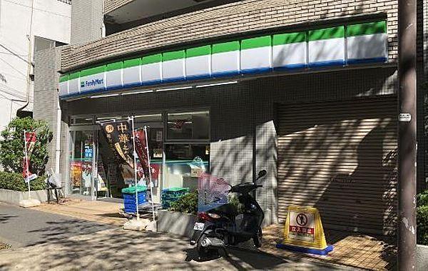 【周辺】ファミリーマート板橋駅桜通り店 徒歩1分。 50m