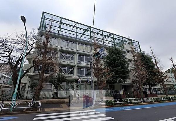 【周辺】渋谷区立原宿外苑中学校 徒歩6分。 470m