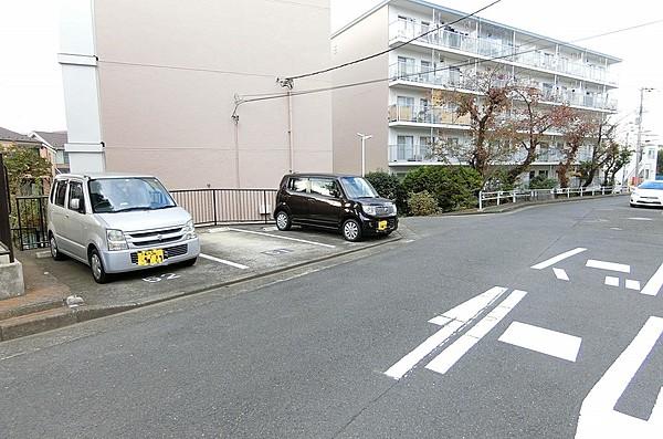 【駐車場】平置きの駐車場がございますので、車庫サイズを気にせず駐車ができます。