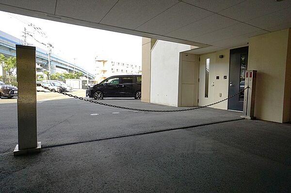 【駐車場】駐車場入り口にチェーンゲート完備。住人以外の出入りが出来ないので、無断駐車や迷惑駐車を防ぐことが出来ます。