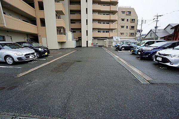 【駐車場】敷地内平面駐車場（空き状況は管理会社へ要確認）。一世帯一台車を所有することが出来ます。